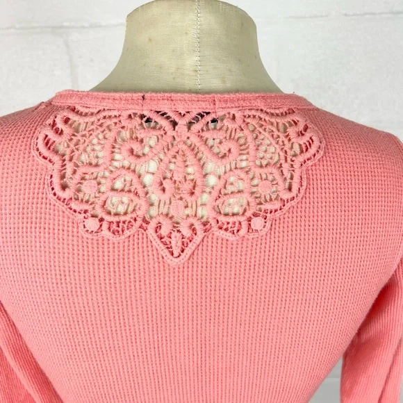 Y2K vintage thermal henley top with crochet lace size Small peach melon color - Picture 4 of 5